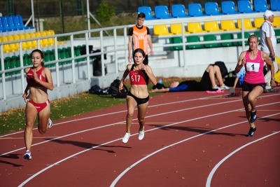 Julia Szwajkowska w biegu na 200m (nr 617)