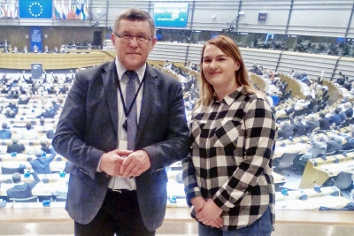 Natalia z europosłem Zbigniewem Kuźmiukiem w Parlamencie Europejskim